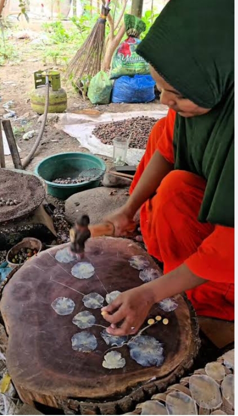 PROSES PEMBUATAN EMPING MELINJAU